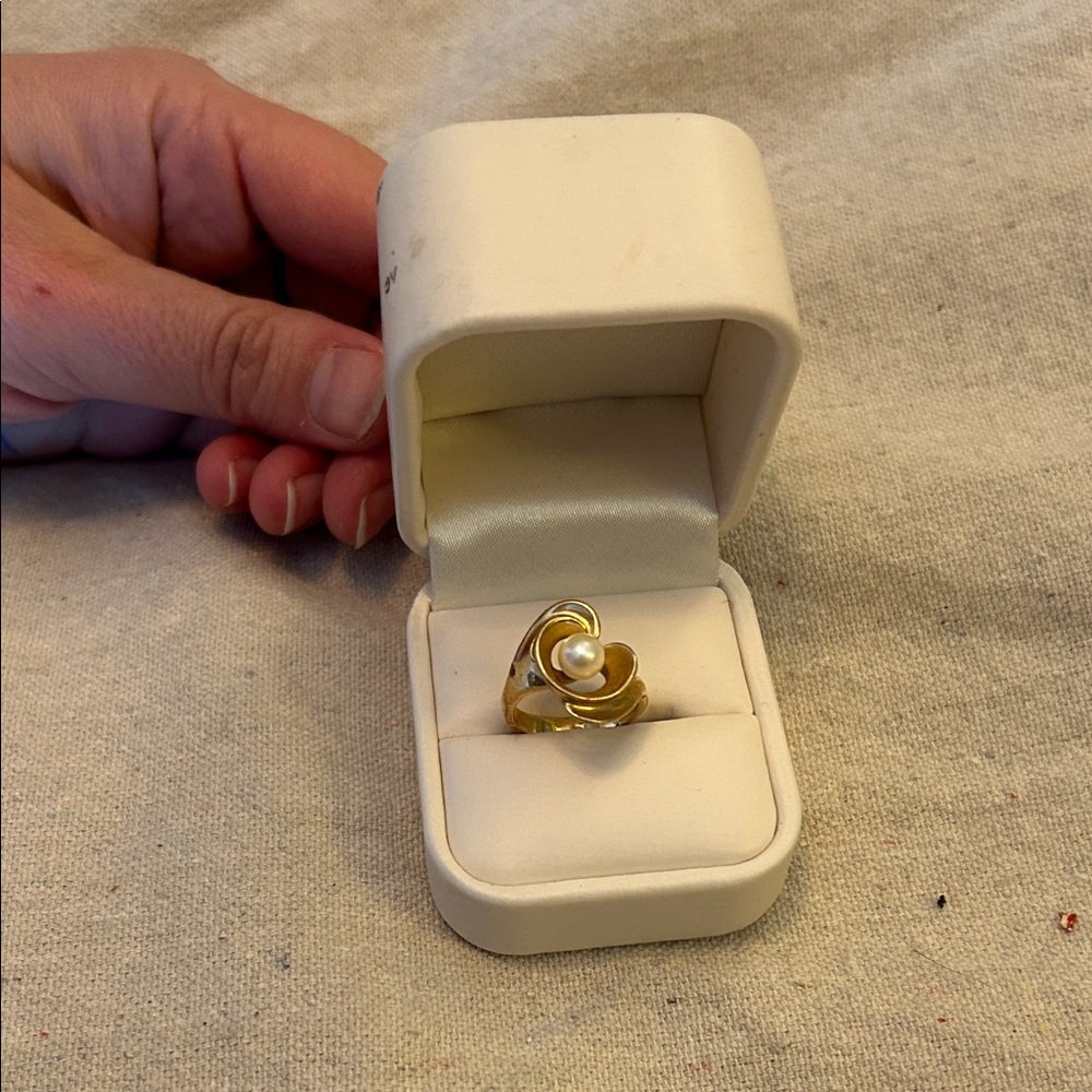 Elegant Gold Pearl Ring